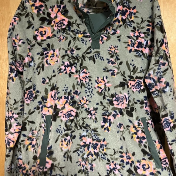 Vera Bradley Tops - Vera Bradley Floral Fleece with Pink and Green
